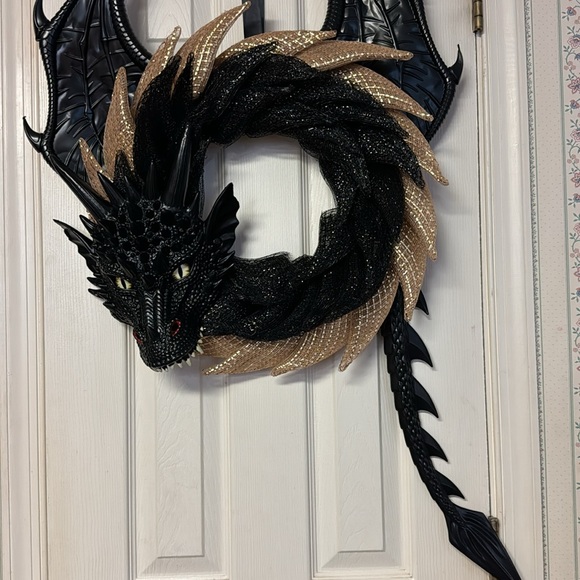 Gold and black Dragon Wreath - Picture 4 of 4
